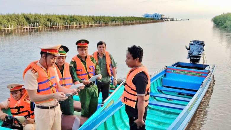 Cà Mau: Siết chặt an toàn giao thông đường thủy mùa mưa bão - Ảnh 2.