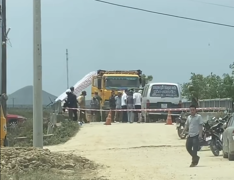 Tai nạn với xe tải trên cầu Gáo, một người phụ nữ tử vong, một người bị thương - Ảnh 1.