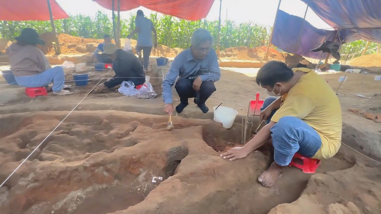 Cận cảnh khai quật quần thể lò nung 1.800 tuổi vừa phát hiện ở Quảng Ngãi - Ảnh 12.