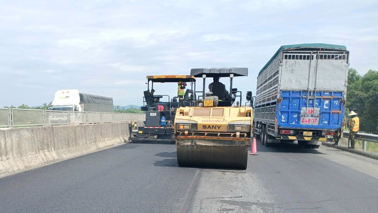 Cận cảnh sửa chữa cao tốc 34.000 tỷ qua miền Trung để phương tiện đi lại êm thuận - Ảnh 13.