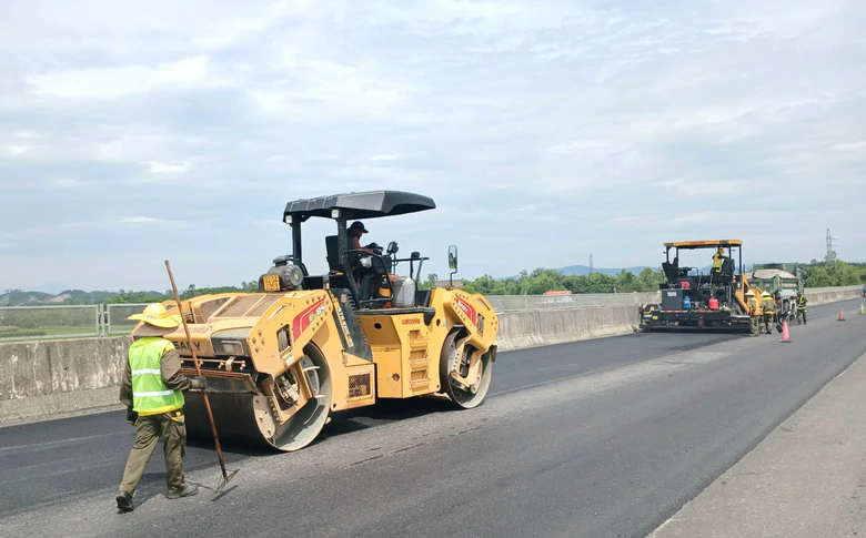 Cận cảnh sửa chữa cao tốc 34.000 tỷ qua miền Trung để phương tiện đi lại êm thuận - Ảnh 10.