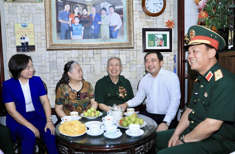 Bí thư Thành ủy Hà Nội Trần Đức Thắng thăm, tặng quà các thương binh tiêu biểu nhân dịp 27/7 - Ảnh 1.
