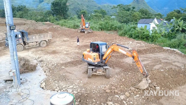 Những ngôi nhà mới khu tái định cư cho người dân Mường Thang đang thành hình? - Ảnh 4.
