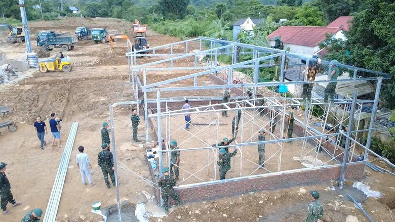 Những ngôi nhà mới khu tái định cư cho người dân Mường Thang đang thành hình? - Ảnh 14.