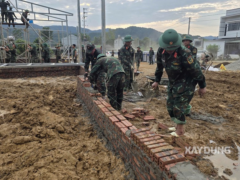 Những ngôi nhà mới khu tái định cư cho người dân Mường Thang đang thành hình? - Ảnh 9.