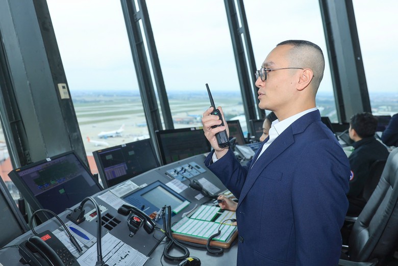 Kiểm soát viên không lưu với những sáng kiến góp phần cho mỗi chuyến bay bình yên - Ảnh 1.