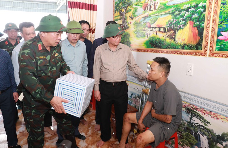 Phó Thủ tướng Chính phủ Hồ Quốc Dũng kiểm tra, chỉ đạo khắc phục hậu quả mưa lũ tại Lai Châu - Ảnh 4.