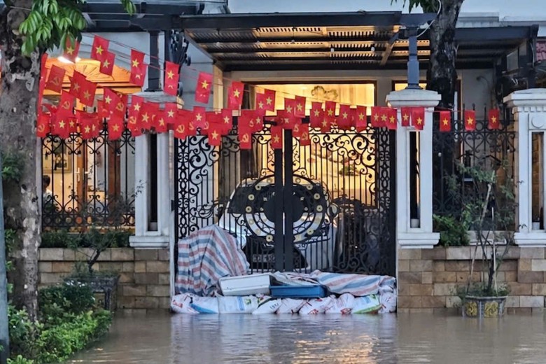 Biến ng&ocirc;i nh&agrave; th&agrave;nh "ph&aacute;o đ&agrave;i" chống ngập - Ảnh 2.