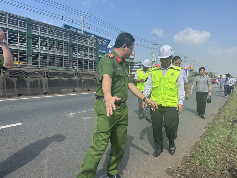 Người mẹ vụ ch&aacute;y xe kh&aacute;ch 7 người tử vong ở Đồng Nai: &ldquo;T&ocirc;i &acirc;n hận v&igrave; kh&ocirc;ng cứu được con&rdquo; - Ảnh 1.