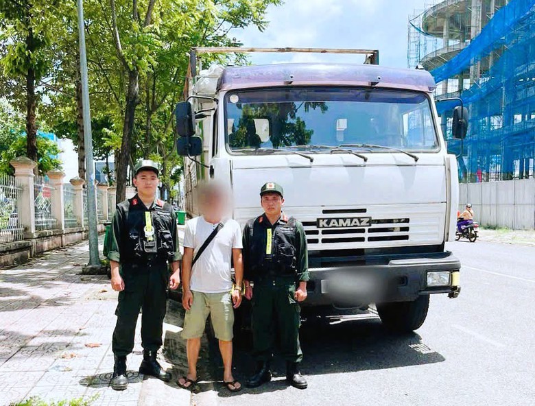 Tuần tra trên ĐT.759, CSGT phát hiện tài xế xe tải dương tính với ma túy - Ảnh 1.
