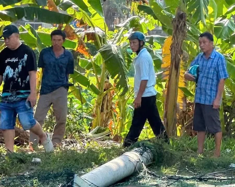 Gia Lai: Bé trai 10 tuổi tử vong do trụ điện bê tông ở sân bóng mini đổ đè trúng - Ảnh 1.