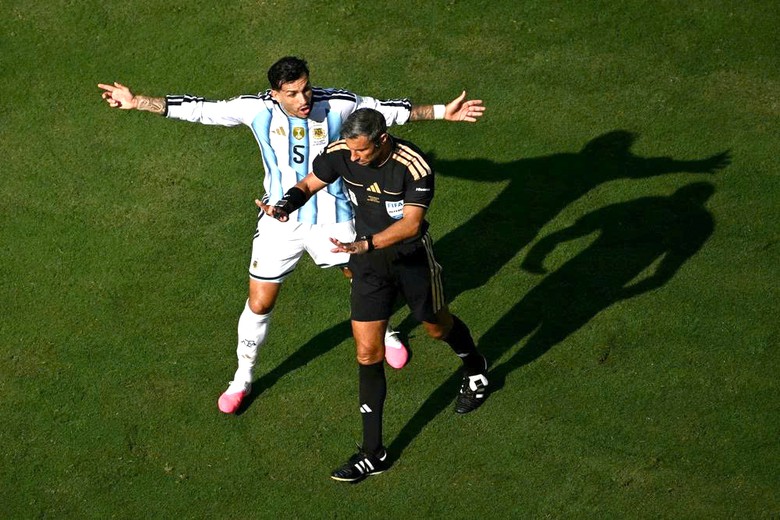 Diễn biến bất ngờ vụ “hỗn chiến” sau trận chung kết World Cup 2026 - Ảnh 1.