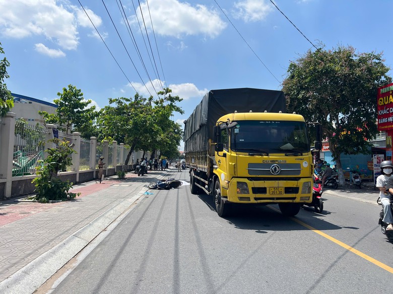 TP.HCM: Xe máy va chạm xe tải chạy cùng chiều, nam sinh 19 tuổi tử vong tại chỗ - Ảnh 2.