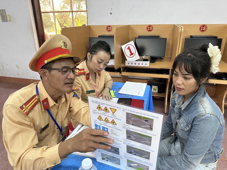 Gia Lai: Hỗ trợ miễn ph&iacute; cho hơn 700 người ngh&egrave;o đ&agrave;o tạo GPLX - Ảnh 2.