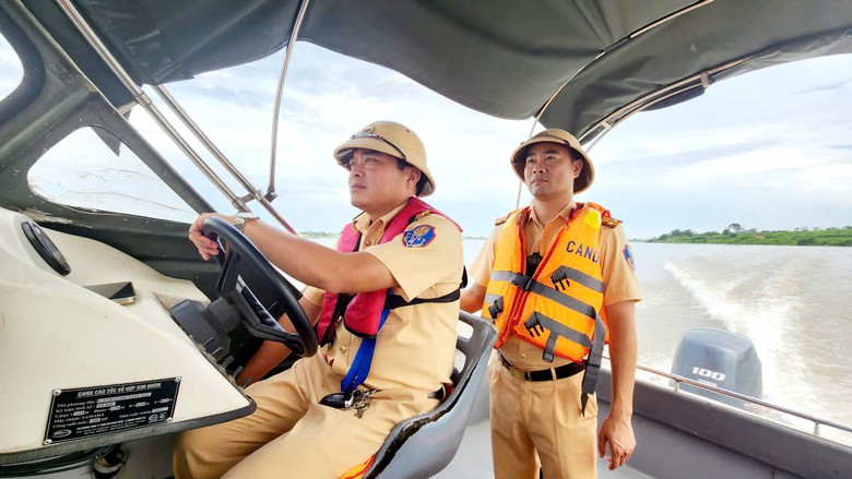 Ph&uacute; Thọ: Đội Cảnh s&aacute;t đường thủy số 2 tăng cường bảo đảm ATGT đường thủy trước m&ugrave;a mưa b&atilde;o - Ảnh 3.