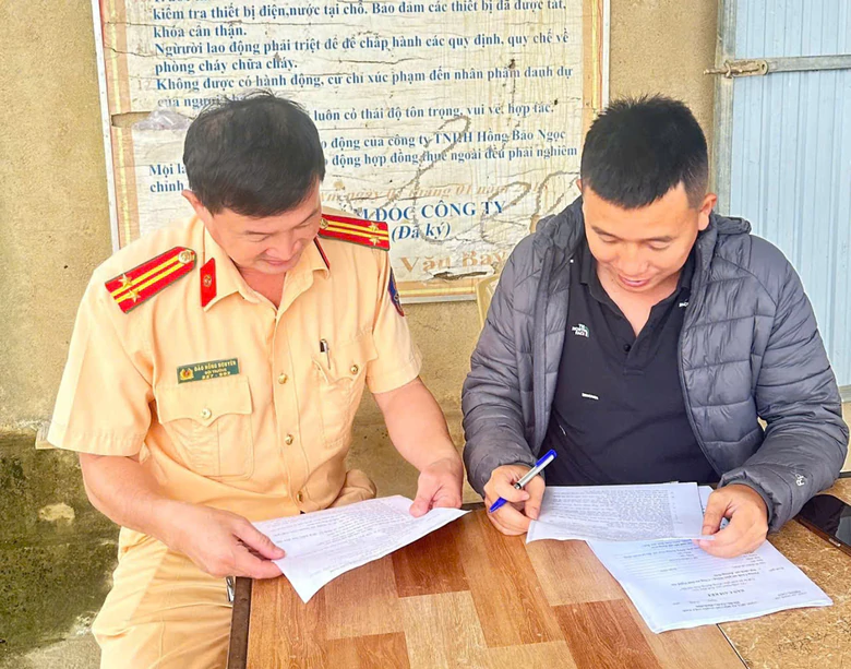Nghệ An: Tuần tra, kiểm soát, kết hợp tuyên truyền Luật Giao thông đường thủy nội địa - Ảnh 4.