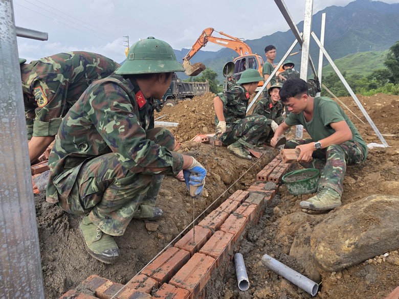 Nơi bộ đội dựng lại những m&aacute;i nh&agrave; v&agrave; thắp lại niềm tin giữa t&acirc;m lũ Mường Than - Ảnh 6.