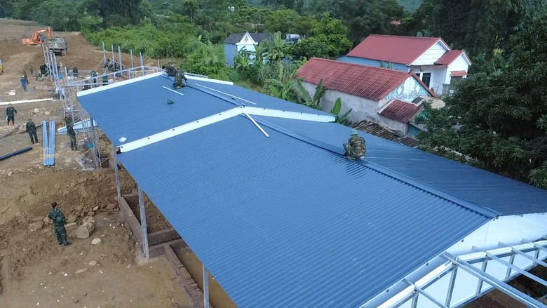 Nơi bộ đội dựng lại những m&aacute;i nh&agrave; v&agrave; thắp lại niềm tin giữa t&acirc;m lũ Mường Than - Ảnh 8.