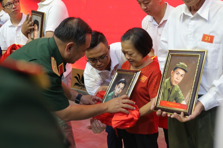 Trao tặng 54 di ảnh liệt sĩ phục dựng cho th&acirc;n nh&acirc;n tại TP . HCM năm 2026 - Ảnh 4.