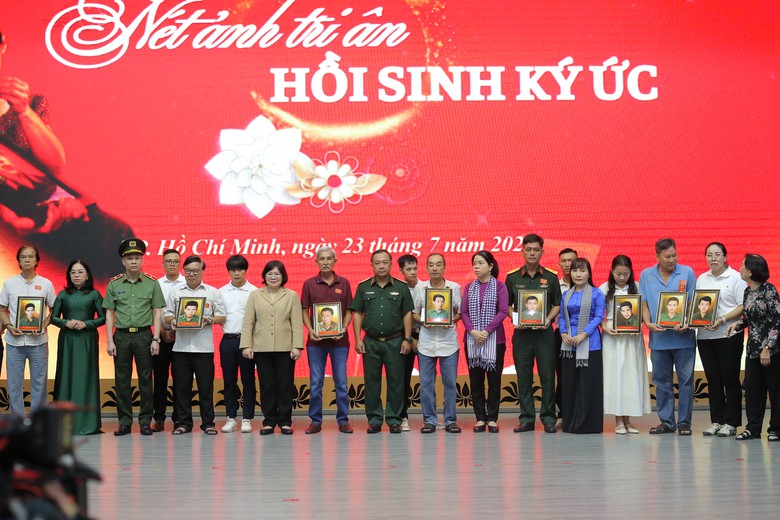 Trao tặng 54 di ảnh liệt sĩ phục dựng cho th&acirc;n nh&acirc;n tại TP . HCM năm 2026 - Ảnh 3.