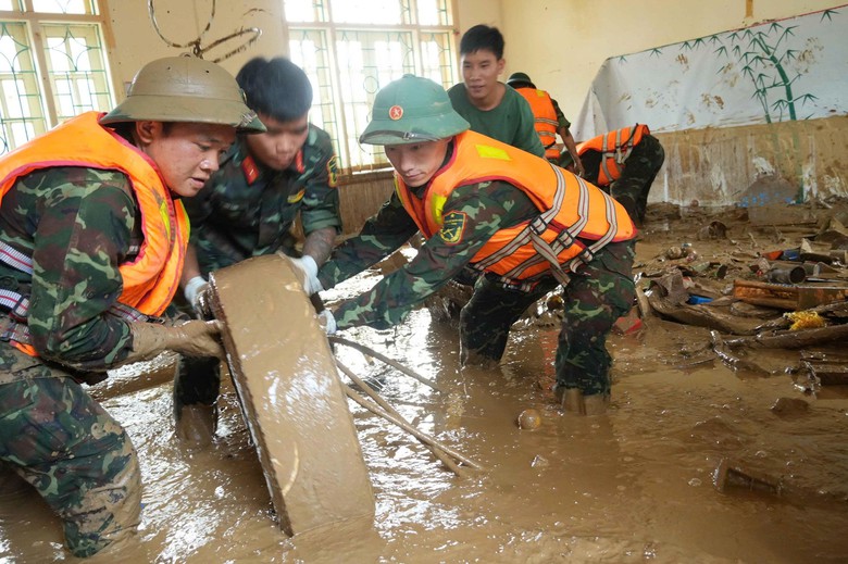 Nơi bộ đội dựng lại những m&aacute;i nh&agrave; v&agrave; thắp lại niềm tin giữa t&acirc;m lũ Mường Than - Ảnh 1.
