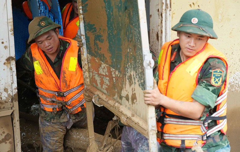Nơi bộ đội dựng lại những m&aacute;i nh&agrave; v&agrave; thắp lại niềm tin giữa t&acirc;m lũ Mường Than - Ảnh 2.