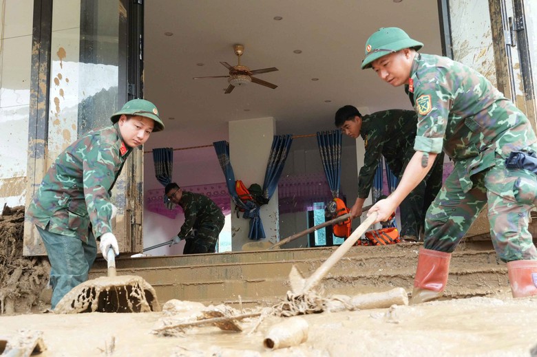 Nơi bộ đội dựng lại những m&aacute;i nh&agrave; v&agrave; thắp lại niềm tin giữa t&acirc;m lũ Mường Than - Ảnh 3.