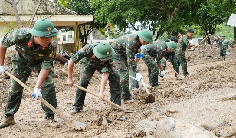 Nơi bộ đội dựng lại những m&aacute;i nh&agrave; v&agrave; thắp lại niềm tin giữa t&acirc;m lũ Mường Than - Ảnh 4.