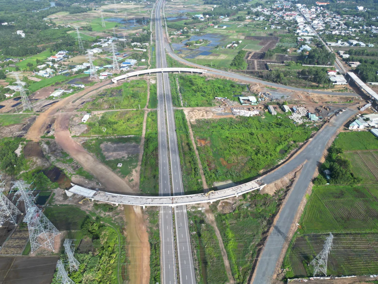 Loạt cao tốc, vành đai và đường tỉnh kết nối sân bay Long Thành đang triển khai ra sao? - Ảnh 2.