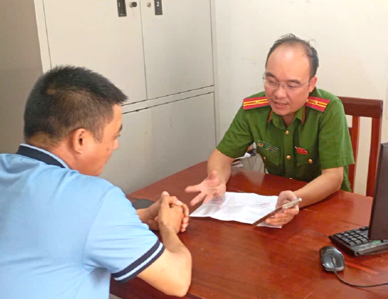 B&ocirc;i nhọ lực lượng chức năng , người đ&agrave;n &ocirc;ng Nghệ An bị xử phạt 7 , 5 triệu đồng - Ảnh 1.