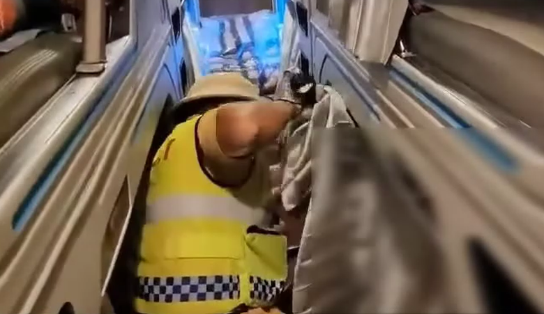 Nhồi nhét hành khách trên cao tốc, tài xế xe khách bị phạt hơn 100 triệu đồng - Ảnh 2.