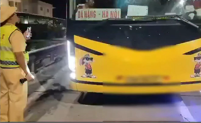 Nhồi nhét hành khách trên cao tốc, tài xế xe khách bị phạt hơn 100 triệu đồng - Ảnh 1.