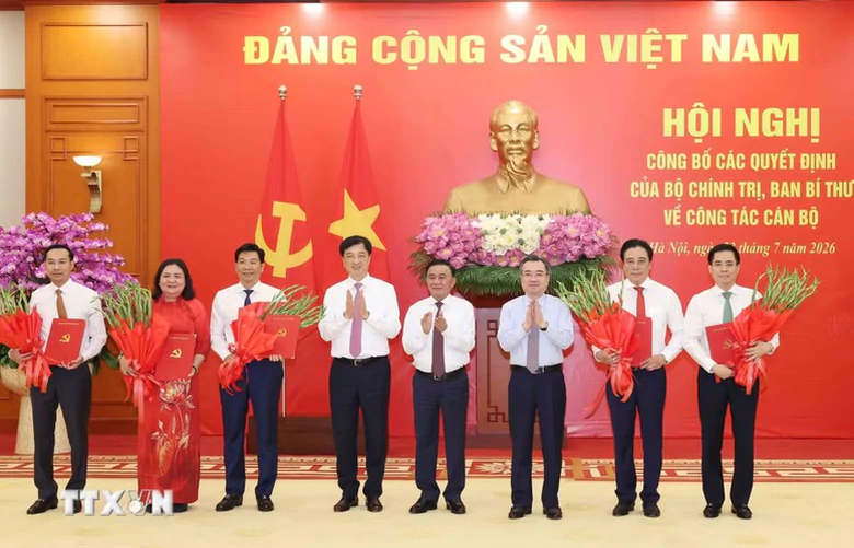 C&ocirc;ng bố c&aacute;c quyết định của Bộ Ch&iacute;nh trị, Ban B&iacute; thư về c&ocirc;ng t&aacute;c c&aacute;n bộ - Ảnh 1.