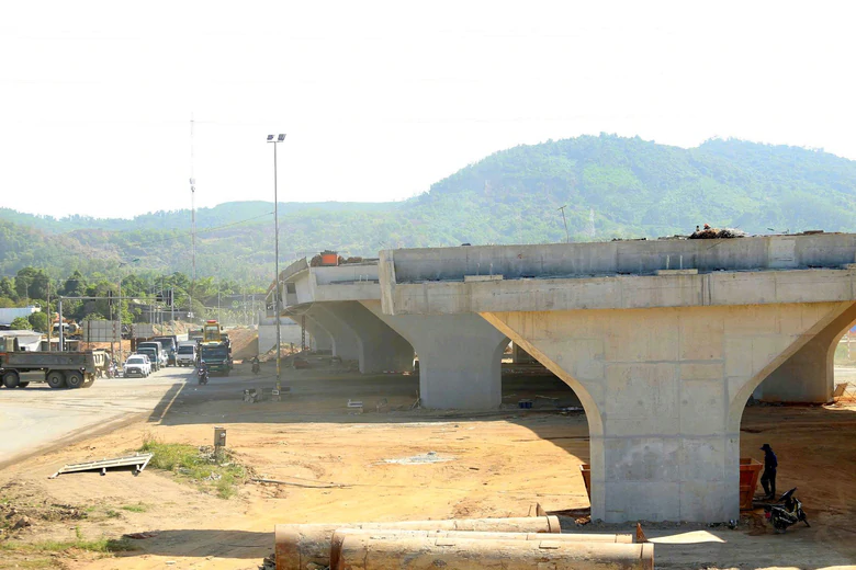 Thi c&ocirc;ng 3 ca, n&uacute;t giao QL14B với cao tốc Đ&agrave; Nẵng - Quảng Ng&atilde;i đ&atilde; đạt nửa chặng đường - Ảnh 6.