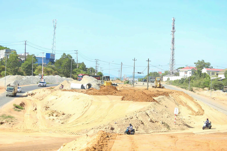 Thi c&ocirc;ng 3 ca, n&uacute;t giao QL14B với cao tốc Đ&agrave; Nẵng - Quảng Ng&atilde;i đ&atilde; đạt nửa chặng đường - Ảnh 8.