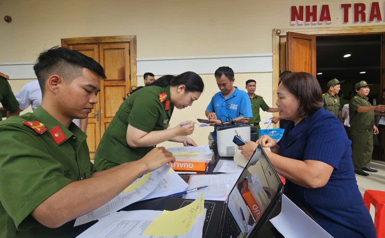 C&ocirc;ng an Kh&aacute;nh H&ograve;a triển khai cao điểm thu nhận mẫu ADN th&acirc;n nh&acirc;n liệt sĩ - Ảnh 5.
