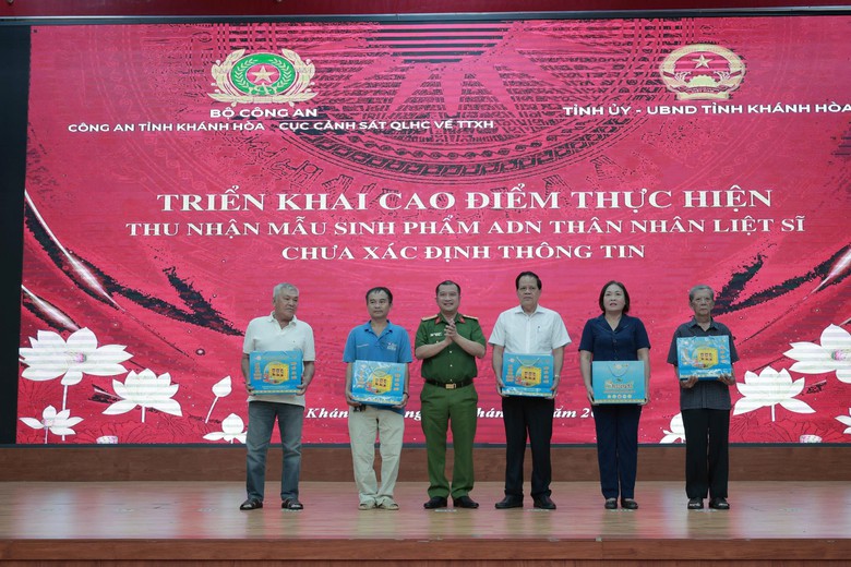 C&ocirc;ng an Kh&aacute;nh H&ograve;a triển khai cao điểm thu nhận mẫu ADN th&acirc;n nh&acirc;n liệt sĩ - Ảnh 3.
