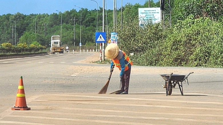 Quảng Ngãi: QL24C bùn đất nhếch nhác, ô nhiễm môi trường - Ảnh 8.