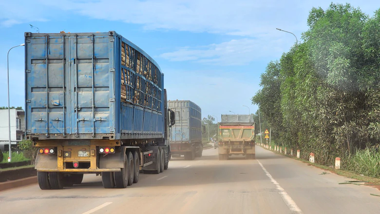 Quảng Ngãi: QL24C bùn đất nhếch nhác, ô nhiễm môi trường - Ảnh 4.