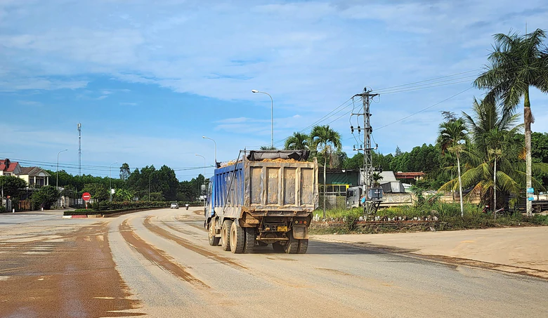 Quảng Ngãi: QL24C bùn đất nhếch nhác, ô nhiễm môi trường - Ảnh 2.
