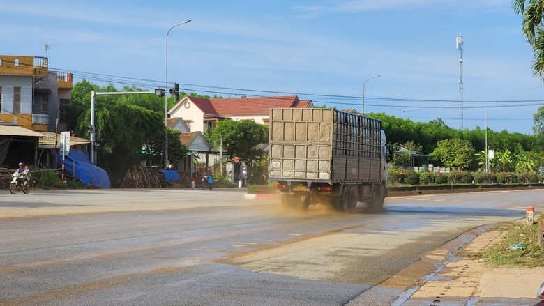 Quảng Ngãi: QL24C bùn đất nhếch nhác, ô nhiễm môi trường - Ảnh 5.