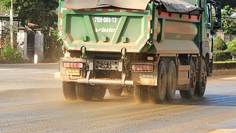 Quảng Ngãi: QL24C bùn đất nhếch nhác, ô nhiễm môi trường - Ảnh 13.