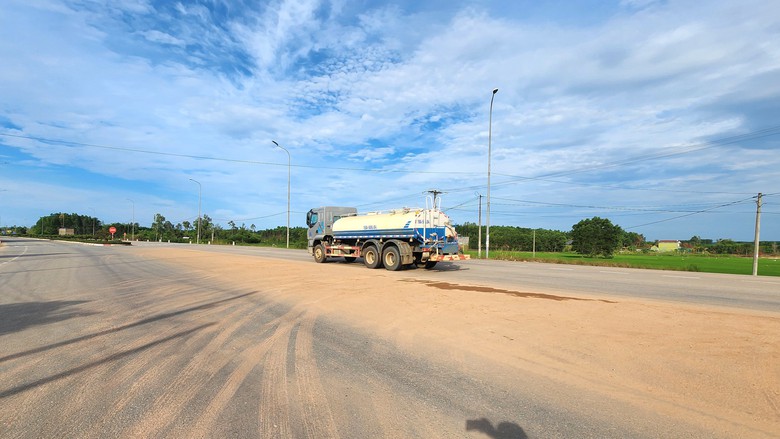 Quảng Ngãi: QL24C bùn đất nhếch nhác, ô nhiễm môi trường - Ảnh 12.