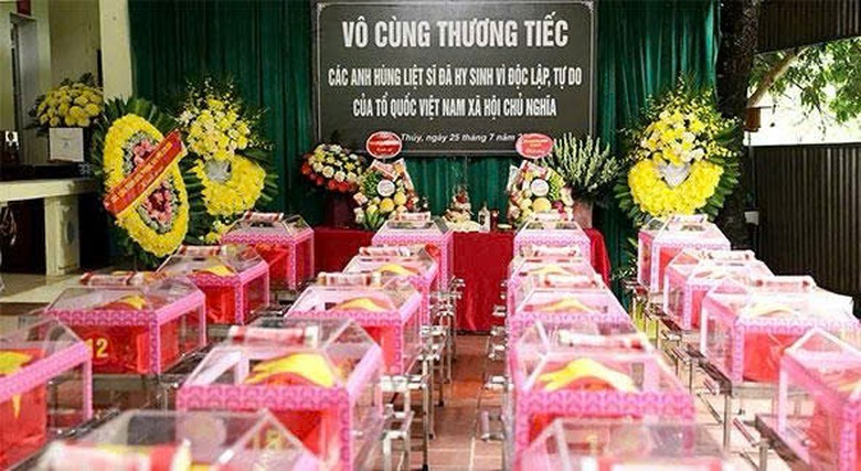Tuy&ecirc;n Quang tổ chức đưa c&aacute;c h&agrave;i cốt liệt sĩ về nghĩa trang Vị Xuy&ecirc;n - Ảnh 8.