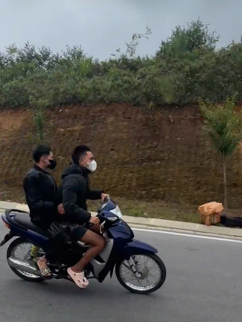 Lào Cai: Hai thiếu niên thông chốt CSGT ở Y Tý, đã bị xử lý 8 lỗi vi phạm - Ảnh 1.