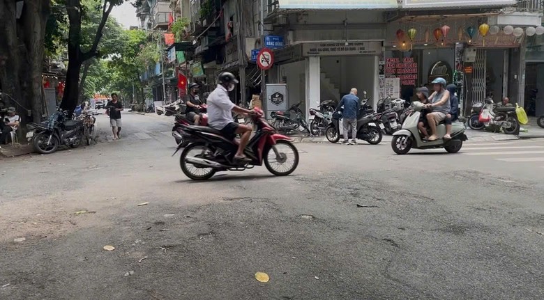 Nhiều tuyến phố Hà Nội gồ ghề sau hoàn trả mặt đường, người dân lo mất an toàn giao thông - Ảnh 1.