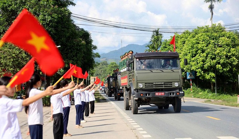 Tuy&ecirc;n Quang tổ chức đưa c&aacute;c h&agrave;i cốt liệt sĩ về nghĩa trang Vị Xuy&ecirc;n - Ảnh 6.