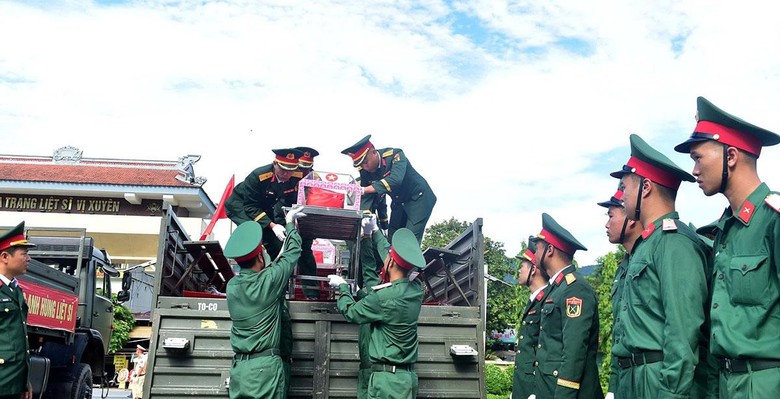 Tuy&ecirc;n Quang tổ chức đưa c&aacute;c h&agrave;i cốt liệt sĩ về nghĩa trang Vị Xuy&ecirc;n - Ảnh 10.