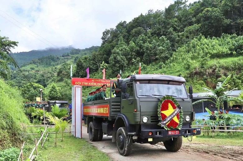 Tuy&ecirc;n Quang tổ chức đưa c&aacute;c h&agrave;i cốt liệt sĩ về nghĩa trang Vị Xuy&ecirc;n - Ảnh 1.
