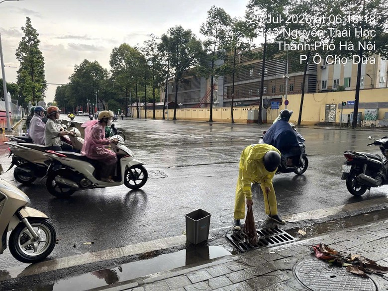 Hà Nội: Mưa lớn rạng sáng 25/7, các điểm ngập cơ bản rút sau 15-30 phút - Ảnh 1.